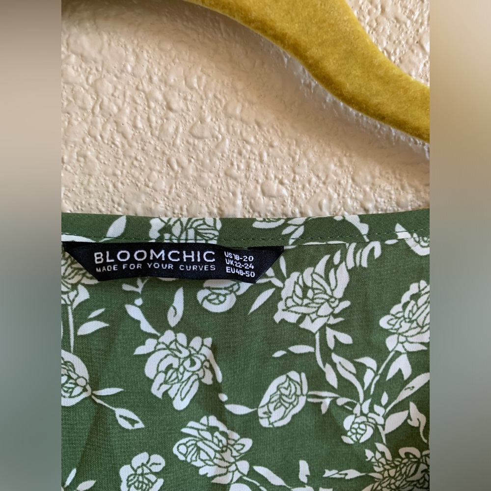 Bloomchic Blouse Floral V-Neck Ruffle Short Sleeve Green White Top NWOT ๐ด - Picture 3 of 5